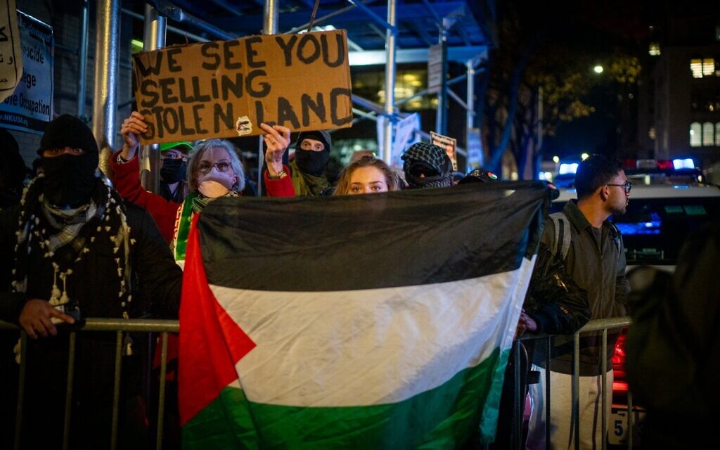 Manifestants antisionistes devant une synagogue de New York, le 19 novembre 2025. (Crédit : Luke Tress/Times of Israel)