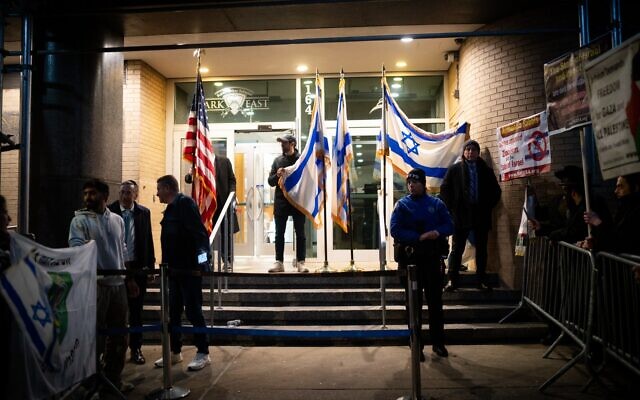 L'entrée de la synagogue Park East, avec des manifestants pro-Israël et anti-Israël de chaque côté, séparés par la police, à New York, le 19 novembre 2025. (Crédit : Luke Tress/Times of Israel)