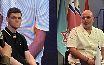 Les ex-otages Maxim Herkin, à gauche, et Shlomi Ziv, prennent la parole lors de la première conférence militaire nationale à l’Université Bar-Ilan, le 12 novembre 2025. (Diana Bletter/Times of Israel)