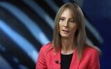 La correspondante de CBS News, Debora Patta, interviewant l'ambassadeur américain en Israël, Mike Huckabee, dans une vidéo publiée sur YouTube le 7 août 2025. (Crédit : Capture d'écran via CBS Evening News)