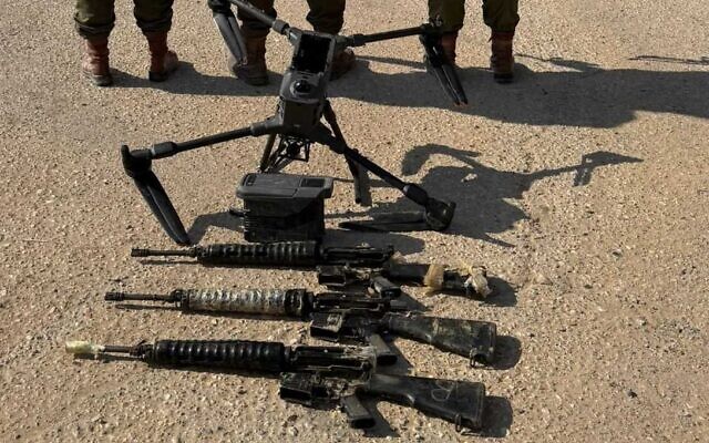 Armes et drone saisis par les soldats de l'armée israélienne à la suite d'une tentative de contrebande à la frontière égyptienne, le 10 novembre 2025. (Crédit : Armée israélienne)