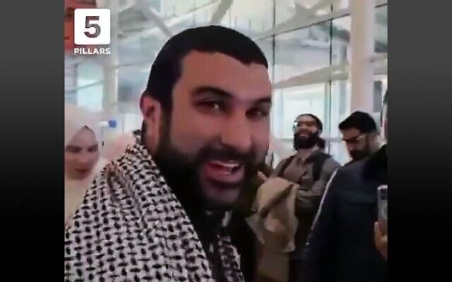 Le commentateur britannique Sami Hamdi à l'aéroport Heathrow de Londres après avoir été expulsé des États-Unis, le 13 novembre 2025. (Crédit : 5 PiIlars/X) Le commentateur britannique Sami Hamdi à l'aéroport Heathrow de Londres après avoir été expulsé des États-Unis, le 13 novembre 2025. (Crédit : 5 PiIlars/X)