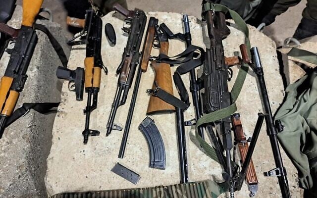 Des armes découvertes par les soldats israéliens à la suite d'une tentative de contrebande depuis la Syrie vers Israël, sur une photo diffusée le 19 novembre 2025. (Crédit : Shin Bet)