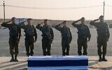 Des soldats de Tsahal au garde à vous devant le cercueil du lieutenant Hadar Goldin, suite à sa restitution par le Hamas, lors d’une cérémonie dans la bande de Gaza, le 9 novembre 2025. (Armée israélienne)