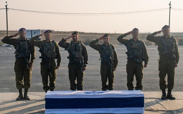 Des soldats de Tsahal au garde à vous devant le cercueil du lieutenant Hadar Goldin, suite à sa restitution par le Hamas, lors d’une cérémonie dans la bande de Gaza, le 9 novembre 2025. (Armée israélienne) Des soldats de Tsahal au garde à vous devant le cercueil du lieutenant Hadar Goldin, suite à sa restitution par le Hamas, lors d’une cérémonie dans la bande de Gaza, le 9 novembre 2025. (Armée israélienne)