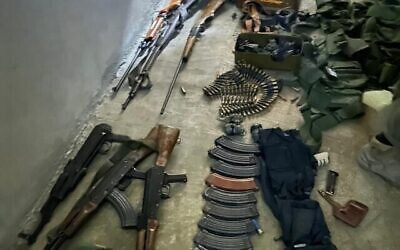 Armes saisies par Tsahal lors d’opérations dans le sud de la Syrie, sur une photo distribuée par l’Armée le 21 novembre 2025. (Armée israélienne) Armes saisies par Tsahal lors d’opérations dans le sud de la Syrie, sur une photo distribuée par l’Armée le 21 novembre 2025. (Armée israélienne)