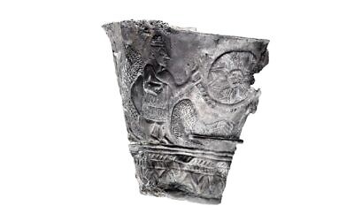 Image principale : Une coupe en argent rare trouvée à Ain Samiya, près de Ramallah en Cisjordanie, datant d’environ 2 300 avant notre ère, exposée au Musée d’Israël à Jérusalem. (Crédit : Responsable archéologique de l’administration civile de Judée-Samarie – Ardon Bar Hama/Musée d’Israël, Jérusalem)