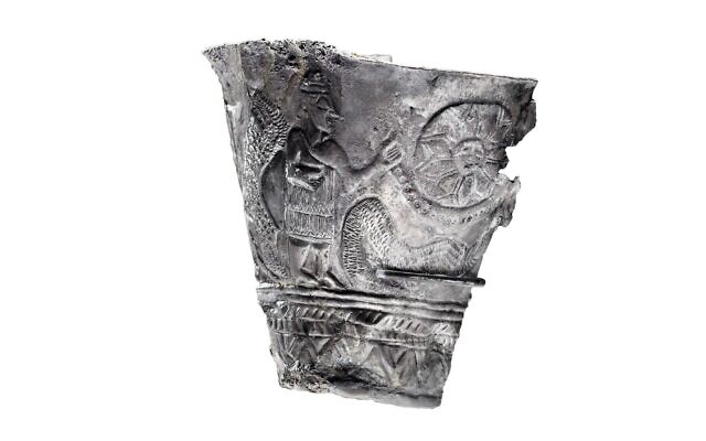 Image principale : Une coupe en argent rare trouvée à Ain Samiya, près de Ramallah en Cisjordanie, datant d’environ 2 300 avant notre ère, exposée au Musée d’Israël à Jérusalem. (Crédit : Responsable archéologique de l’administration civile de Judée-Samarie – Ardon Bar Hama/Musée d’Israël, Jérusalem)