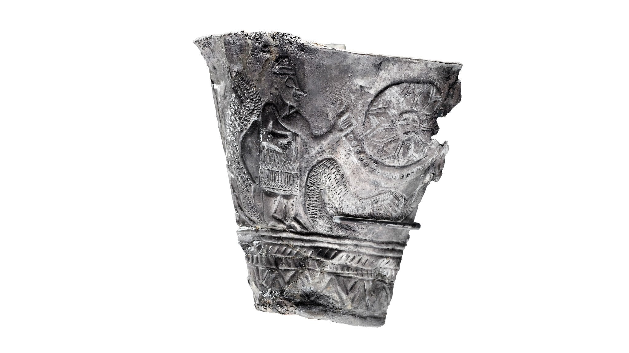 Image principale : Une coupe en argent rare trouvée à Ain Samiya, près de Ramallah en Cisjordanie, datant d’environ 2 300 avant notre ère, exposée au Musée d’Israël à Jérusalem. (Crédit : Responsable archéologique de l’administration civile de Judée-Samarie – Ardon Bar Hama/Musée d’Israël, Jérusalem) Image principale : Une coupe en argent rare trouvée à Ain Samiya, près de Ramallah en Cisjordanie, datant d’environ 2 300 avant notre ère, exposée au Musée d’Israël à Jérusalem. (Crédit : Responsable archéologique de l’administration civile de Judée-Samarie – Ardon Bar Hama/Musée d’Israël, Jérusalem)