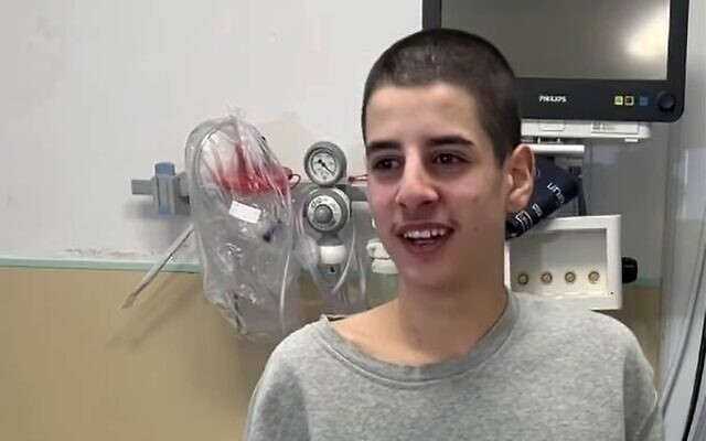 Mohammed Ibrahim, un Palestino-Américain 16 ans, dans une vidéo publiée sur les réseaux sociaux, à l'hôpital après sa libération d'une prison israélienne, le 27 novembre 2025. (Crédit : Capture d'écran/Instagram ; utilisée conformément à la clause 27a de la loi sur le droit d'auteur)