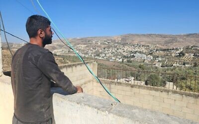 Musaab Toufan chez lui, à la périphérie du village de Burin, près de Naplouse, en Cisjordanie, le 30 octobre 2025. (Crédit : Nurit Yohanan/Times of Israel)