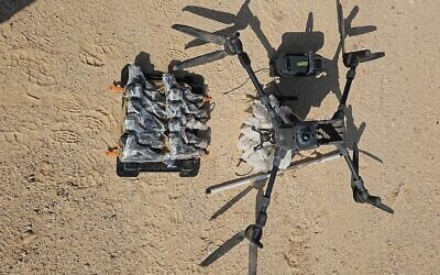 Illustration : Des armes et des drones saisis par les soldats de l'armée israélienne à la suite d'une tentative de contrebande à la frontière jordanienne, le 26 novembre 2025 (Crédit : Armée israélienne)