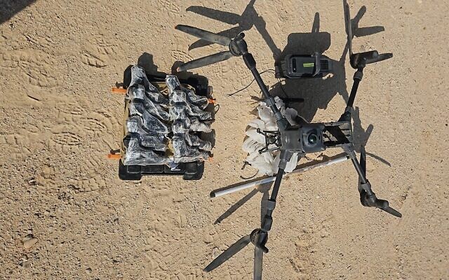 Des armes et des drones saisis par les soldats de l'armée israélienne à la suite d'une tentative de contrebande à la frontière jordanienne, le 26 novembre 2025 (Crédit : Tsahal)