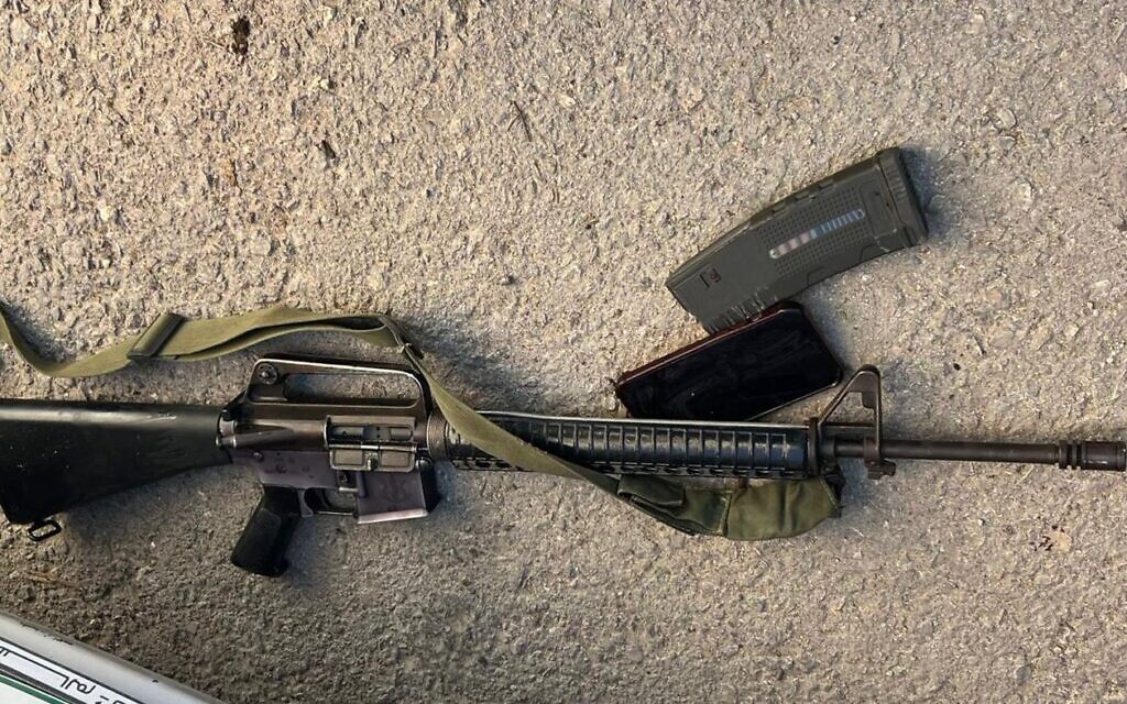 Un fusil saisi par l'armée israélienne qui avait été utilisé par un tireur palestinien pour blesser un réserviste en Cisjordanie, le 21 novembre 2025. (Crédit : Tsahal)