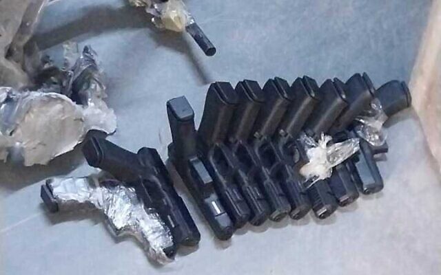 Des armes saisies par les troupes de l'armée israélienne à la suite d'une tentative de contrebande à la frontière jordanienne, le 4 novembre 2025 (Crédit : Armée israélienne)