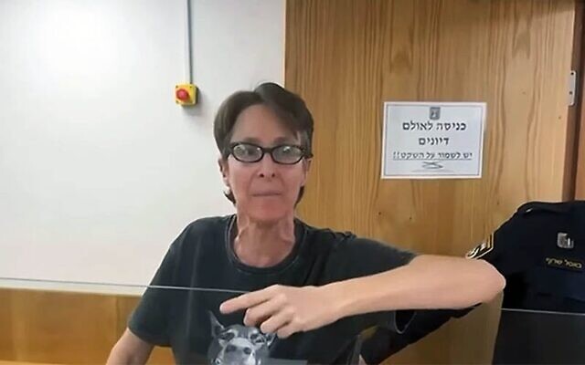 La militante anti-gouvernement Yolanda Yavor lors d'une comparution devant le tribunal en septembre 2025. (Crédit : Capture d'écran vidéo ; utilisée conformément à la clause 27a de la loi sur le droit d'auteur)