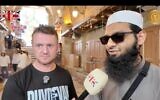 L’activiste britannique Tommy Robinson et l’imam Umayr Mulla, lors d’un entretien dans la Vieille Ville de Jérusalem, en octobre 2025. (Crédit : Capture d’écran YouTube/Tommy Robinson)
