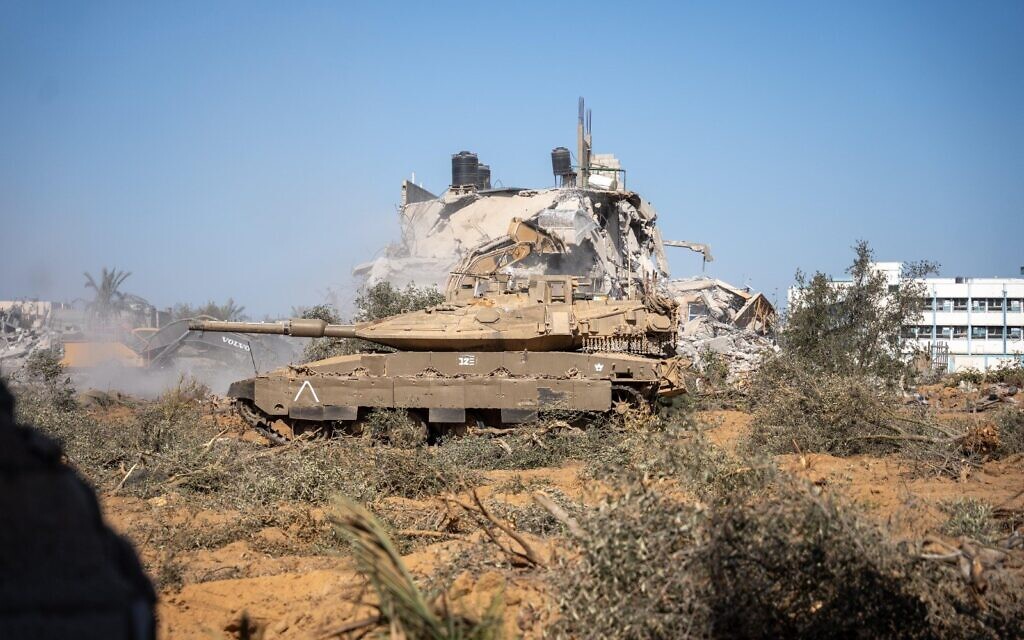 Des soldats de l'armée israélienne opérant à l'est de la « Ligne jaune » dans le sud de Gaza, à Khan Younès, sur une photo diffusée le 9 novembre 2025. (Crédit : Armée israélienne) Des soldats de l'armée israélienne opérant à l'est de la « Ligne jaune » dans le sud de Gaza, à Khan Younès, sur une photo diffusée le 9 novembre 2025. (Crédit : Armée israélienne)