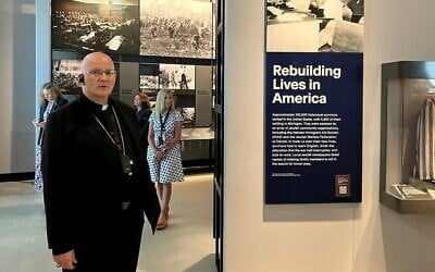 L’archevêque de Detroit, Edward Weisenburger, visite le Centre de la Shoah Zekelman à Farmington Hills, dans le Michigan, le 18 août 2025. Weisenburger a plaidé la cause des citoyens de Gaza pris entre deux feux lors de la guerre entre Israël et le Hamas. (Andrew Lapin/JTA)