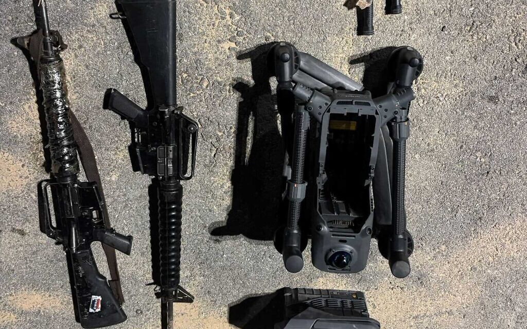 Des armes saisies par les soldats de l'armée israélienne suite à une tentative de trafic à l'aide d'un drone à la frontière égyptienne, le 29 novembre 2025. (Tsahal)