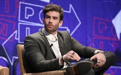 Illustratif : Hasan Piker prend la parole sur scène lors de Politicon 2018, le 20 octobre 2018 à Los Angeles, en Californie. (Phillip Faraone/Getty Images pour Politicon/AFP)