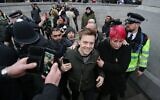Owen Jones (C) après avoir participé à une manifestation dans le centre de Londres le 12 janvier 2019 contre les mesures d'austérité. (Crédit : Daniel LEAL / AFP)