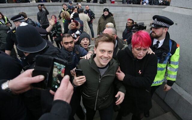 Owen Jones (C) après avoir participé à une manifestation dans le centre de Londres le 12 janvier 2019 contre les mesures d'austérité. (Crédit : Daniel LEAL / AFP)