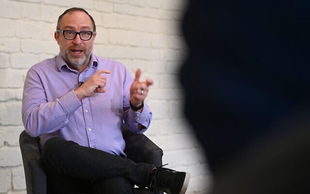 Jimmy Wales, fondateur de l'encyclopédie en ligne Wikipédia, pose à Londres, le 13 janvier 2021. (Crédit : Daniel LEAL / AFP) Jimmy Wales, fondateur de l'encyclopédie en ligne Wikipédia, pose à Londres, le 13 janvier 2021. (Crédit : Daniel LEAL / AFP)