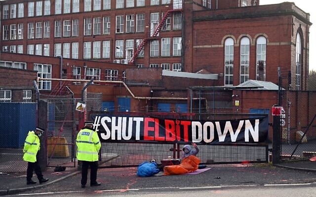Illustration : Des militants du groupe Palestine Action manifestant devant les portes d'une usine appartenant à Ferranti, une filiale britannique d'Elbit Systems, en Angleterre, le 1ᵉʳ février 2021. (Crédit : Paul Ellis/AFP)