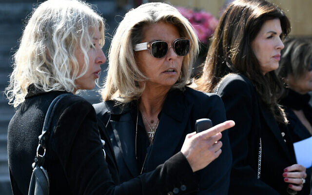 L'entrepreneuse française Caroline Margeridon (C) quitte le cimetière du Père-Lachaise, à Paris, le 9 mai 2022, après avoir assisté aux obsèques de la chanteuse française Regina Zylberberg, plus connue sous le nom de « Regine ». (Photo : STEPHANE DE SAKUTIN / AFP) L'entrepreneuse française Caroline Margeridon (C) quitte le cimetière du Père-Lachaise, à Paris, le 9 mai 2022, après avoir assisté aux obsèques de la chanteuse française Regina Zylberberg, plus connue sous le nom de « Regine ». (Photo : STEPHANE DE SAKUTIN / AFP)