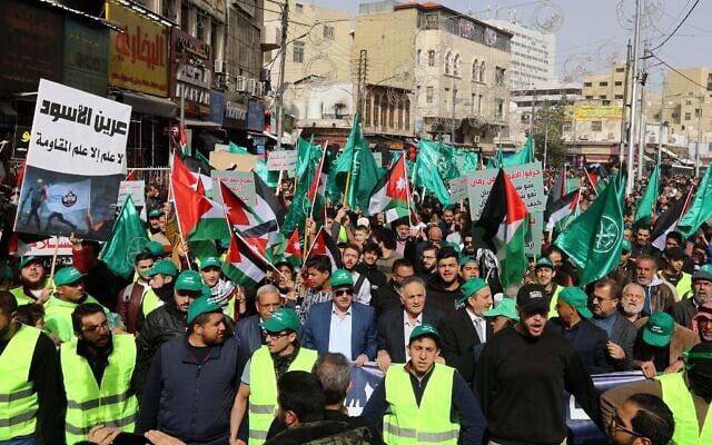 Photo d'illustration : des manifestants brandissent les drapeaux jordanien et palestinien ainsi que ceux des Frères musulmans lors d'un rassemblement en soutien aux Palestiniens dans la capitale jordanienne, Amman, le 27 janvier 2023. (Crédit : Khalil MAZRAAWI / AFP)