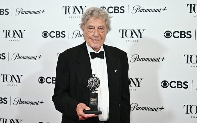 Le dramaturge britannique Tom Stoppard pose avec le prix de la meilleure pièce récompensant "Leopoldstadt" dans la salle de presse du Radio Hotel lors de la 76e cérémonie des Tony Awards, à New York, le 11 juin 2023. (Crédit : ANGELA WEISS / AFP)