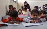 Des enfants palestiniens déplacés assistent à un cours récemment ouvert dans une école utilisée comme refuge temporaire, à Beit Lahya, dans le nord de la bande de Gaza, le 4 mai 2024. (Crédit : AFP)