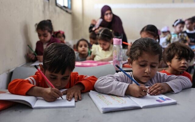 Des enfants palestiniens déplacés assistent à un cours récemment ouvert dans une école utilisée comme refuge temporaire, à Beit Lahya, dans le nord de la bande de Gaza, le 4 mai 2024. (Crédit : AFP)