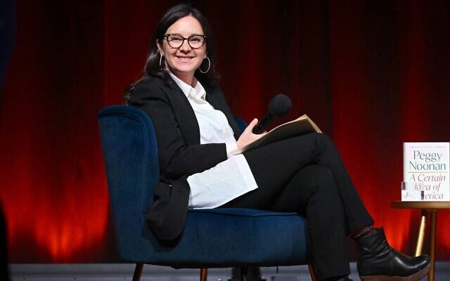 La journaliste Bari Weiss s'exprimant sur scène lors d'un événement organisé par le Book Club avec l'auteure Peggy Noonan (absente de la photo), à New York, le 19 novembre 2024. (Crédit : Noam Galai/Getty Images pour The Free Press/AFP)