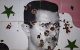 Une fresque murale représentant le dictateur syrien déchu Bcshar al-Assad criblée d'impacts de balles, dans la ville d'Adra, dans la banlieue nord-est de Damas, en Syrie, le 25 décembre 2024. (Crédit : Sameer al-Doumy/AFP)