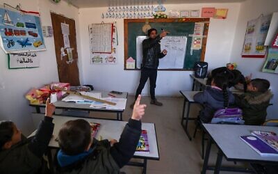 Des écoliers palestiniens d'une école dans le village de Khalet al-Dabaa, à Masafer Yatta, dans le sud de la Cisjordanie, le 13 février 2025. (Crédit : Hazem Bader/AFP)