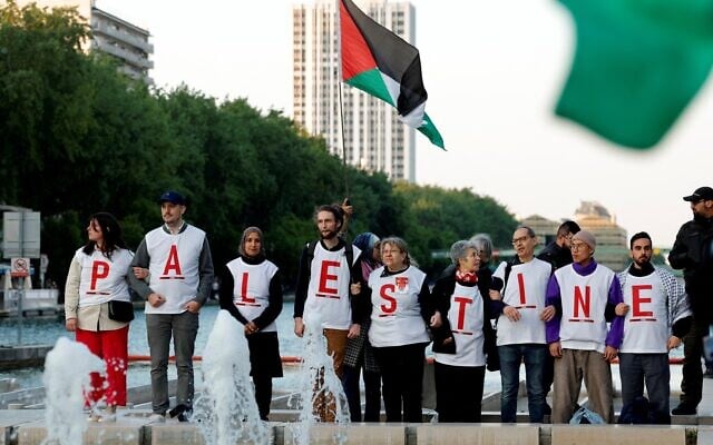 Manifestation contre la décision du ministre de l'Intérieur de dissoudre le groupe antifasciste « Jeune Garde » et le collectif « Urgence Palestine », sur la place Stalingrad à Paris le 6 mai 2025. (Crédit : GEOFFROY VAN DER HASSELT / AFP)