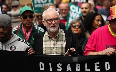 Jeremy Corbyn, au centre, brandit une banderole lors de la marche "No More Austerity 2.0", dans le centre de Londres, le 7 juin 2025. (Crédit : HENRY NICHOLLS / AFP)
