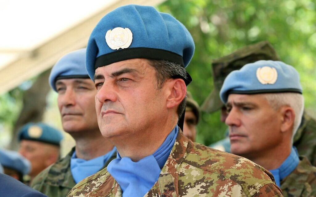 Le chef de mission et commandant de la Force intérimaire des Nations Unies au Liban (FINUL), le général de division italien Diodato Abagnara, assiste à la cérémonie de passation de commandement des forces au quartier général de la FINUL, dans la ville de Naqura, au sud du Liban, le 24 juin 2025 (Crédit : MAHMOUD ZAYYAT / AFP)