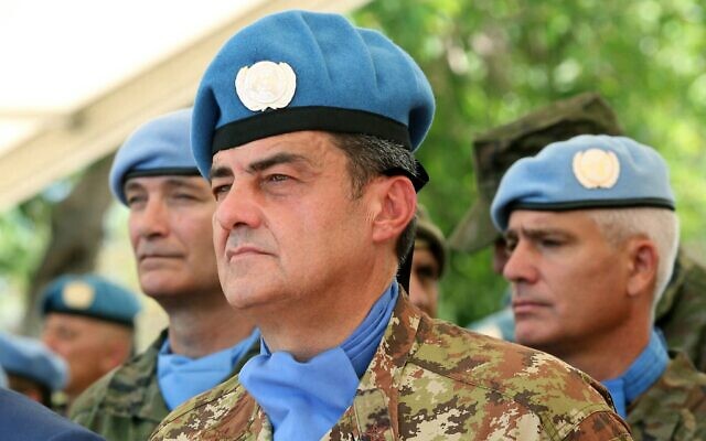 Le chef de mission et commandant de la Force intérimaire des Nations Unies au Liban (FINUL), le général de division italien Diodato Abagnara, assiste à la cérémonie de passation de commandement des forces au quartier général de la FINUL, dans la ville de Naqura, au sud du Liban, le 24 juin 2025 (Crédit : MAHMOUD ZAYYAT / AFP)