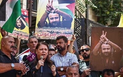 Fadwa Barghouti, épouse du terroriste palestinien condamné à la perpétuité, Marwan Barghouti, s'exprimant lors d'un rassemblement organisé en sa faveur, à Ramallah, en Cisjordanie, le 19 août 2025. (Crédit : Zain Jaafar/AFP)