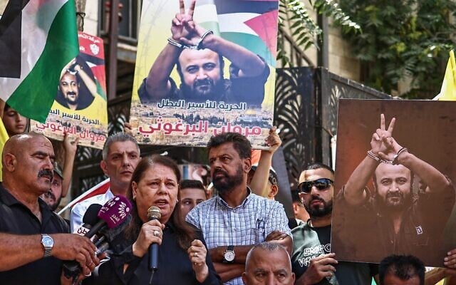 Fadwa Barghouti, épouse du terroriste palestinien condamné à la perpétuité, Marwan Barghouti, s'exprimant lors d'un rassemblement organisé en sa faveur, à Ramallah, en Cisjordanie, le 19 août 2025. (Crédit : Zain Jaafar/AFP)