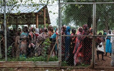 Des femmes font la queue devant un site de distribution hybride pour recevoir de la nourriture dans un camp de réfugiés à Maban, au Soudan du Sud, le 20 août 2025. (Crédit : Guy Peterson / AFP) Des femmes font la queue devant un site de distribution hybride pour recevoir de la nourriture dans un camp de réfugiés à Maban, au Soudan du Sud, le 20 août 2025. (Crédit : Guy Peterson / AFP)