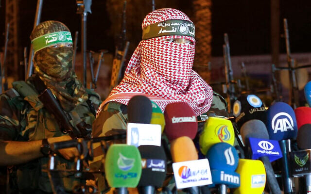 Illustration : Abu Obeida (à droite), porte-parole de la branche armée du Hamas, les Brigades Izz-ad-Din al-Qassam, fait une déclaration à Gaza le 8 juillet 2015. (Mohammed ABED / AFP) Illustration : Abu Obeida (à droite), porte-parole de la branche armée du Hamas, les Brigades Izz-ad-Din al-Qassam, fait une déclaration à Gaza le 8 juillet 2015. (Mohammed ABED / AFP)