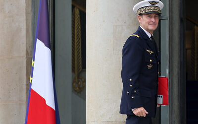 Le chef d'état-major des armées françaises, Fabien Mandon, à son arrivée pour assister au sommet de la Coalition des volontaires, à l'Élysée, à Paris, le 4 septembre 2025. (Crédit : Ludovic MARIN / AFP)