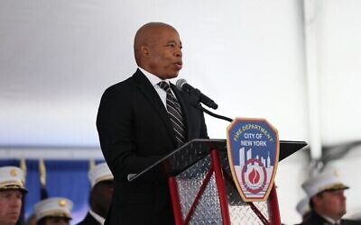Le maire de New York, Eric Adams, s'exprimant lors de l'inauguration du mur commémoratif du World Trade Center, au siège du Fire Department of the City of New York, à New York, le 9 septembre 2025. (Crédit : Michael M. Santiago/Getty Images/AFP)