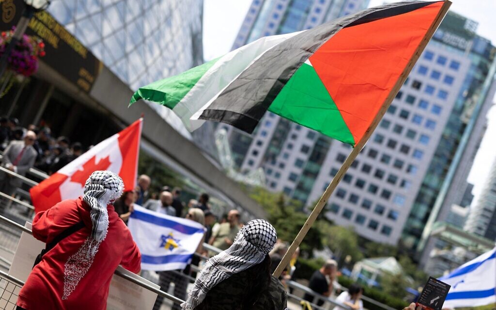Des manifestants pro-palestiniens et pro-Israël ont pris position de part et d’autre dans une rue de Toronto, dans la province de l'Ontario, au Canada, le 10 septembre 2025. (VALERIE MACON / AFP)