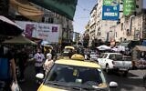 Des véhicules circulent le long d'une rue principale de Ramallah, en Cisjordanie, dans un trafic dense, le 22 septembre 2025. (Crédit : John Wessels/AFP)