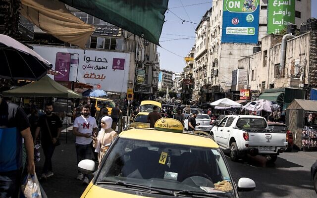 Des véhicules circulent le long d'une rue principale de Ramallah, en Cisjordanie, dans un trafic dense, le 22 septembre 2025. (Crédit : John Wessels/AFP)